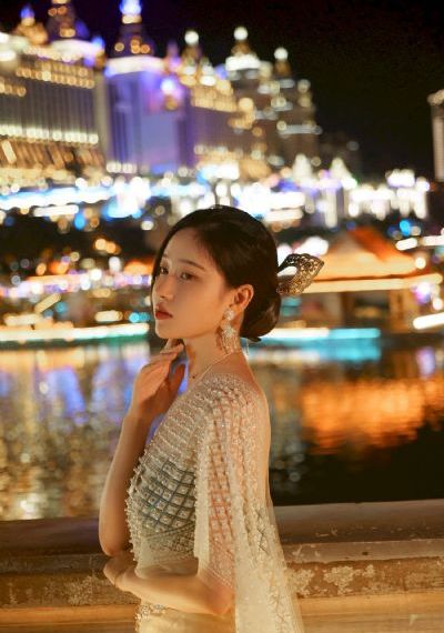 花城谢怜树上塞花瓣
